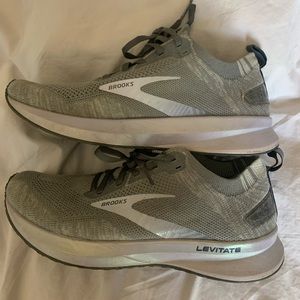 Woman’s Brooks Levitate